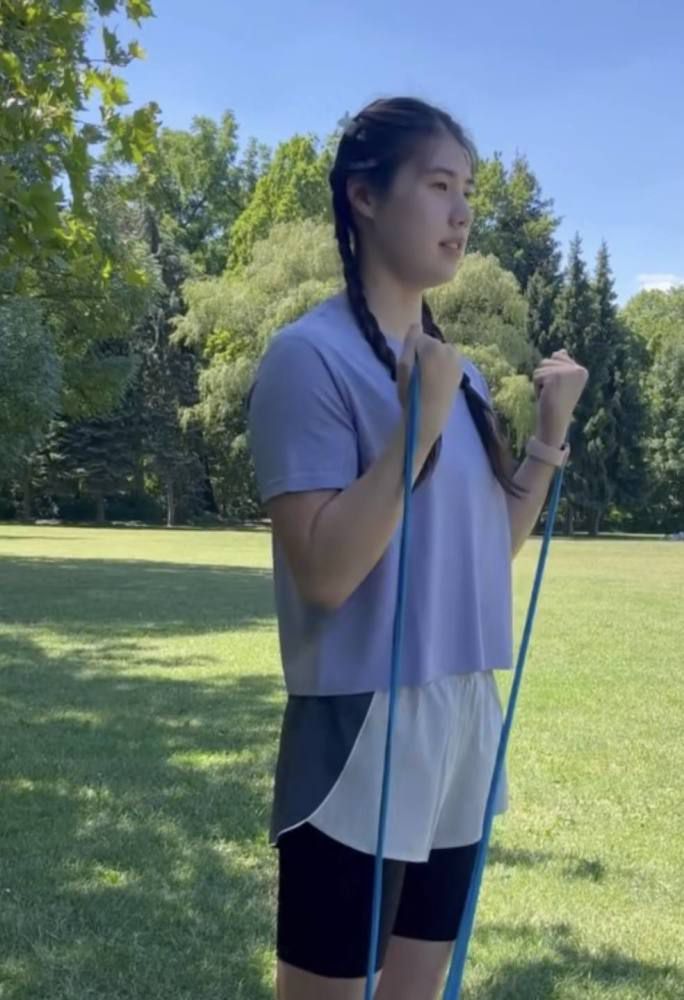 还没等萧老太太反应过来，张桂芬便直接冲到床前，一巴掌狠狠的抽在她脸上，愤怒的骂道：你这个死老太婆，连老娘给菩萨上香用的香炉里面的大米都敢偷，你还是个人吗你？萧老太太被这一巴掌抽的头晕目眩，再看张桂芬那张近在咫尺的脸上写满愤怒，她登时吓得魂飞魄散，脱口哀求道：桂芬，对不起啊桂芬。